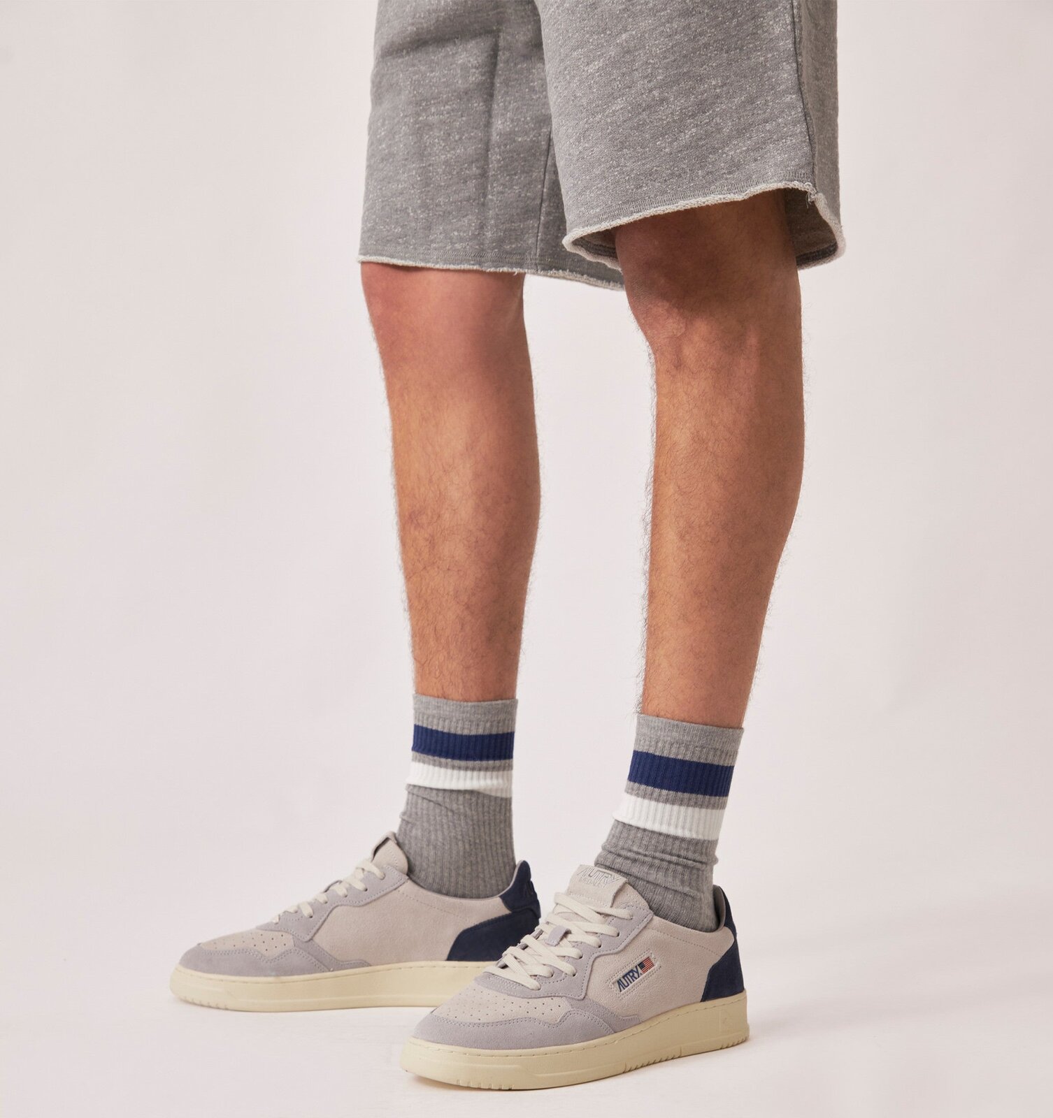 Medalist Low en daim Loft Gray et Space Blue