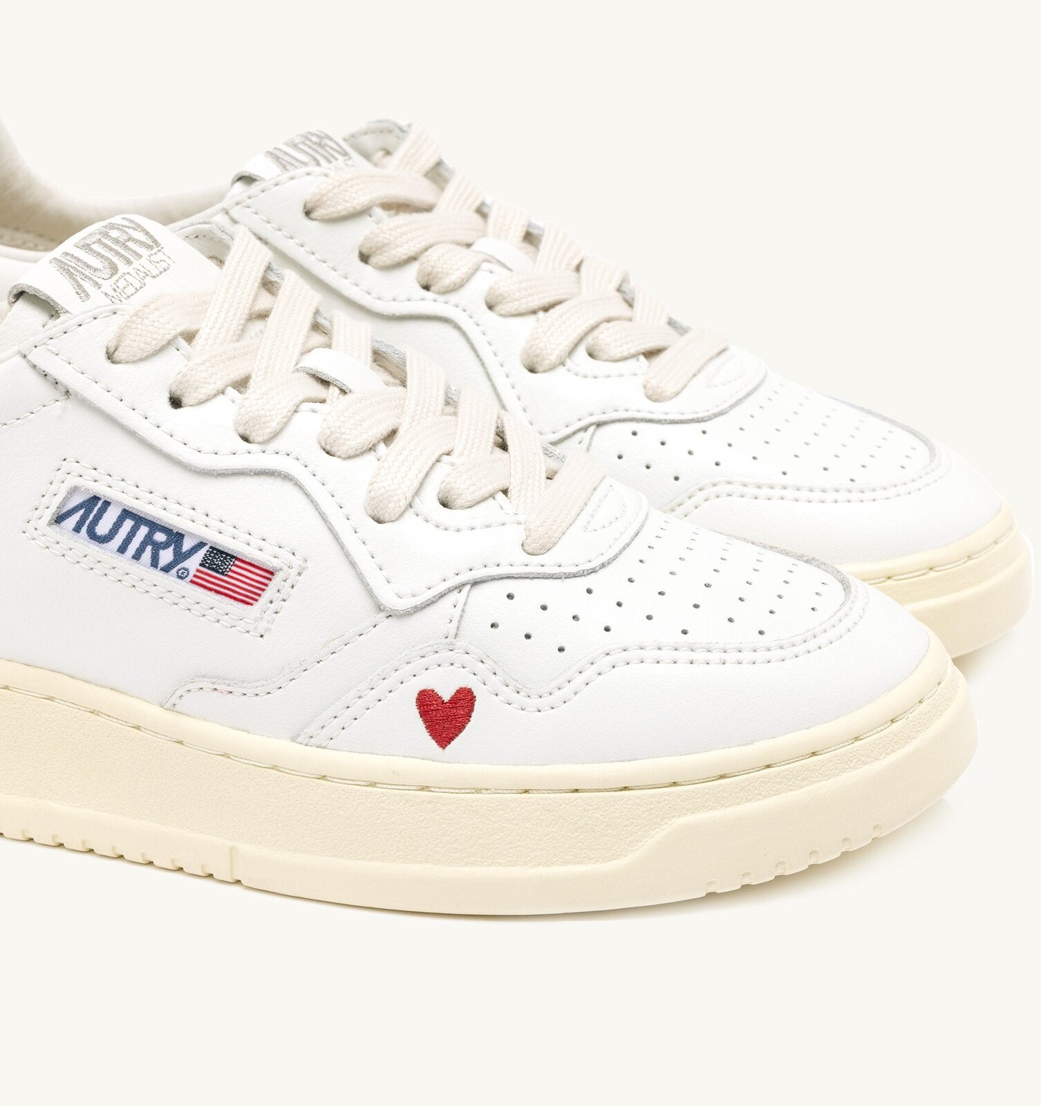Medalist « Love » en cuir blanc
