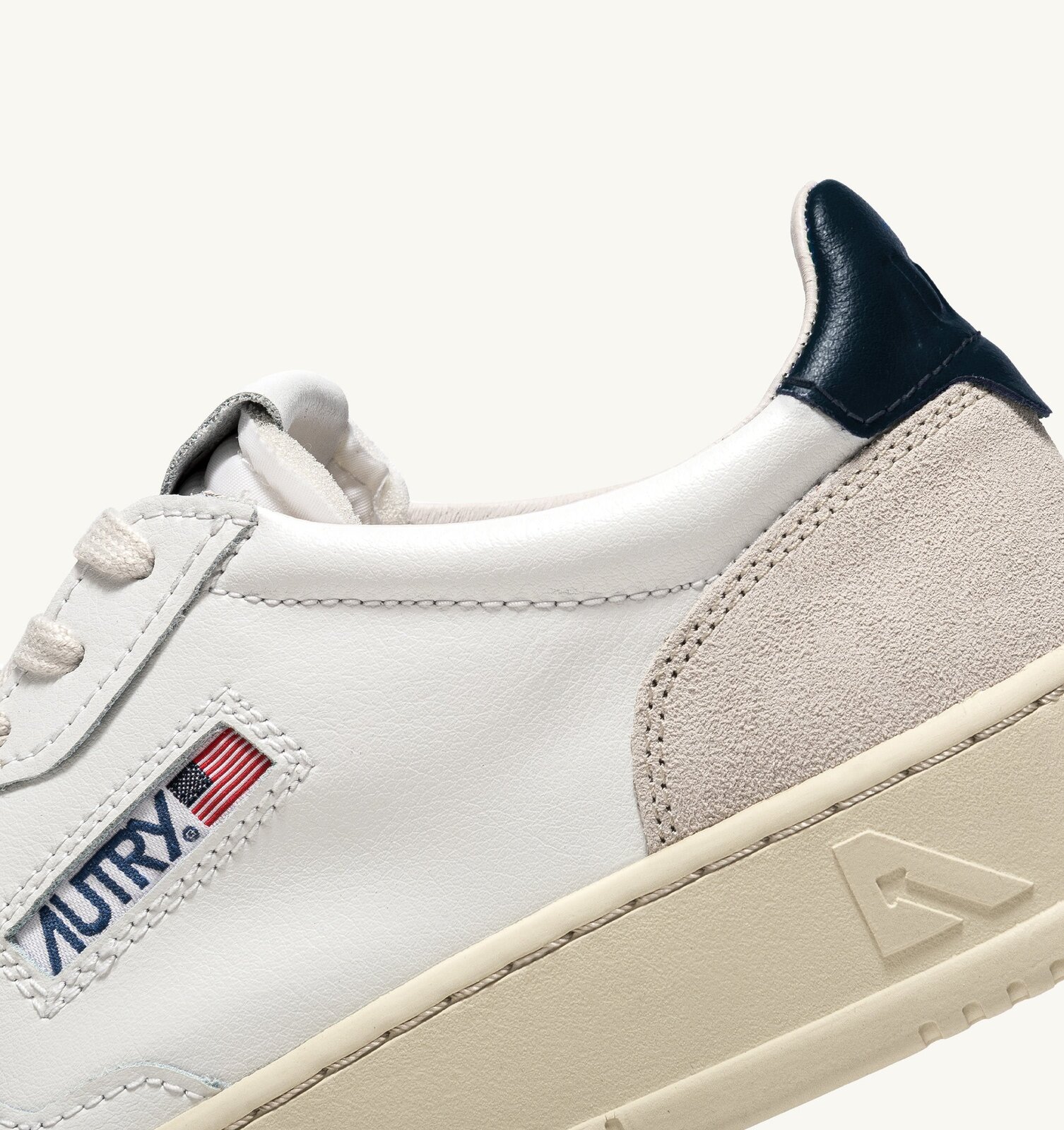 Medalist Low en cuir blanc et bleu et daim beige