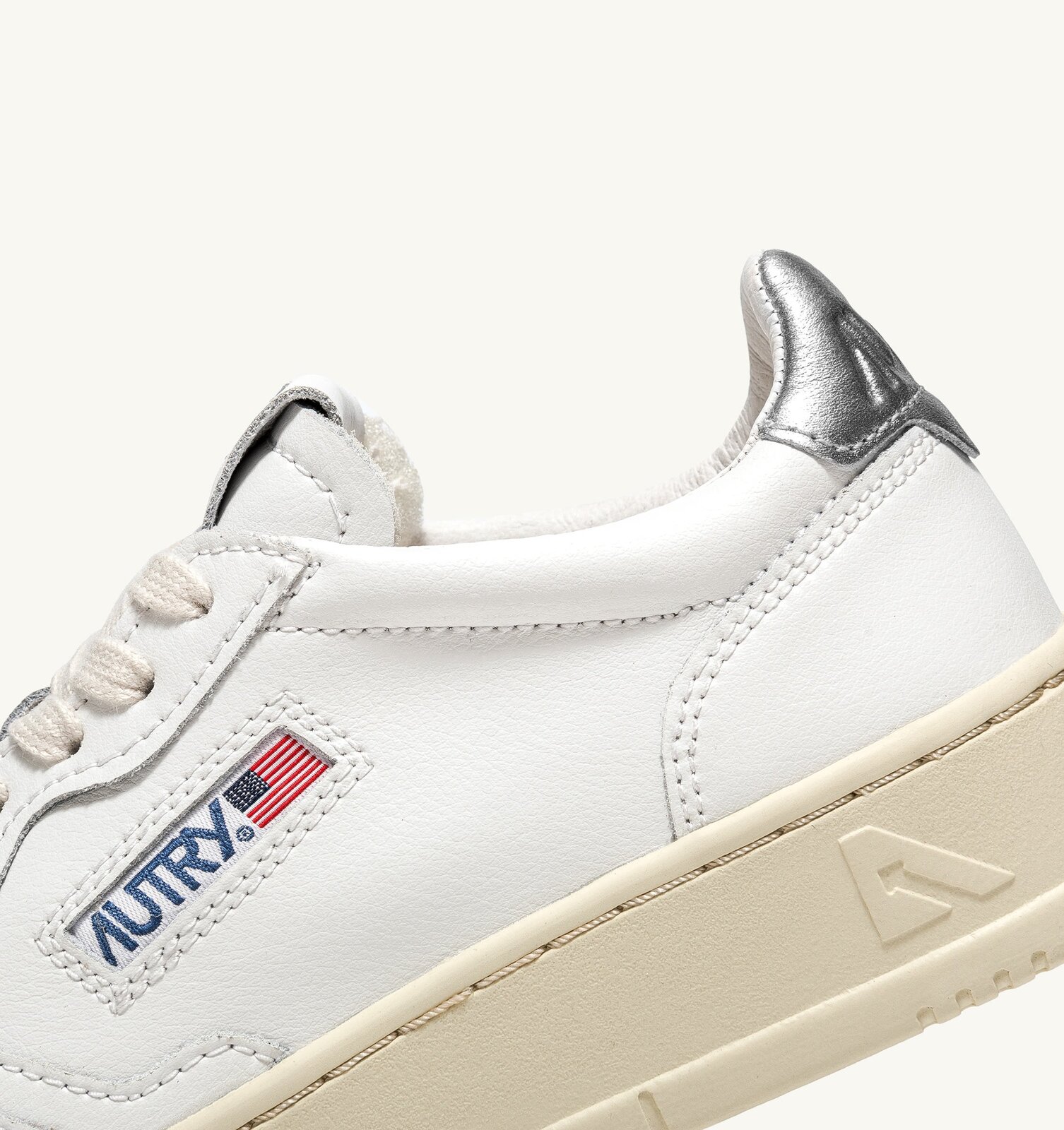 Medalist Low en cuir blanc et argenté métallisé