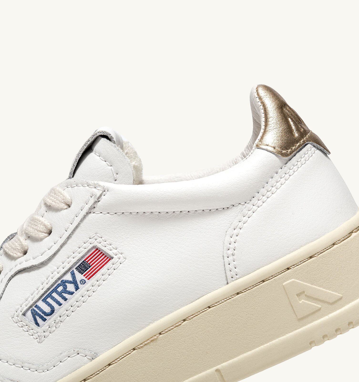Medalist Low en cuir blanc et doré métallisé
