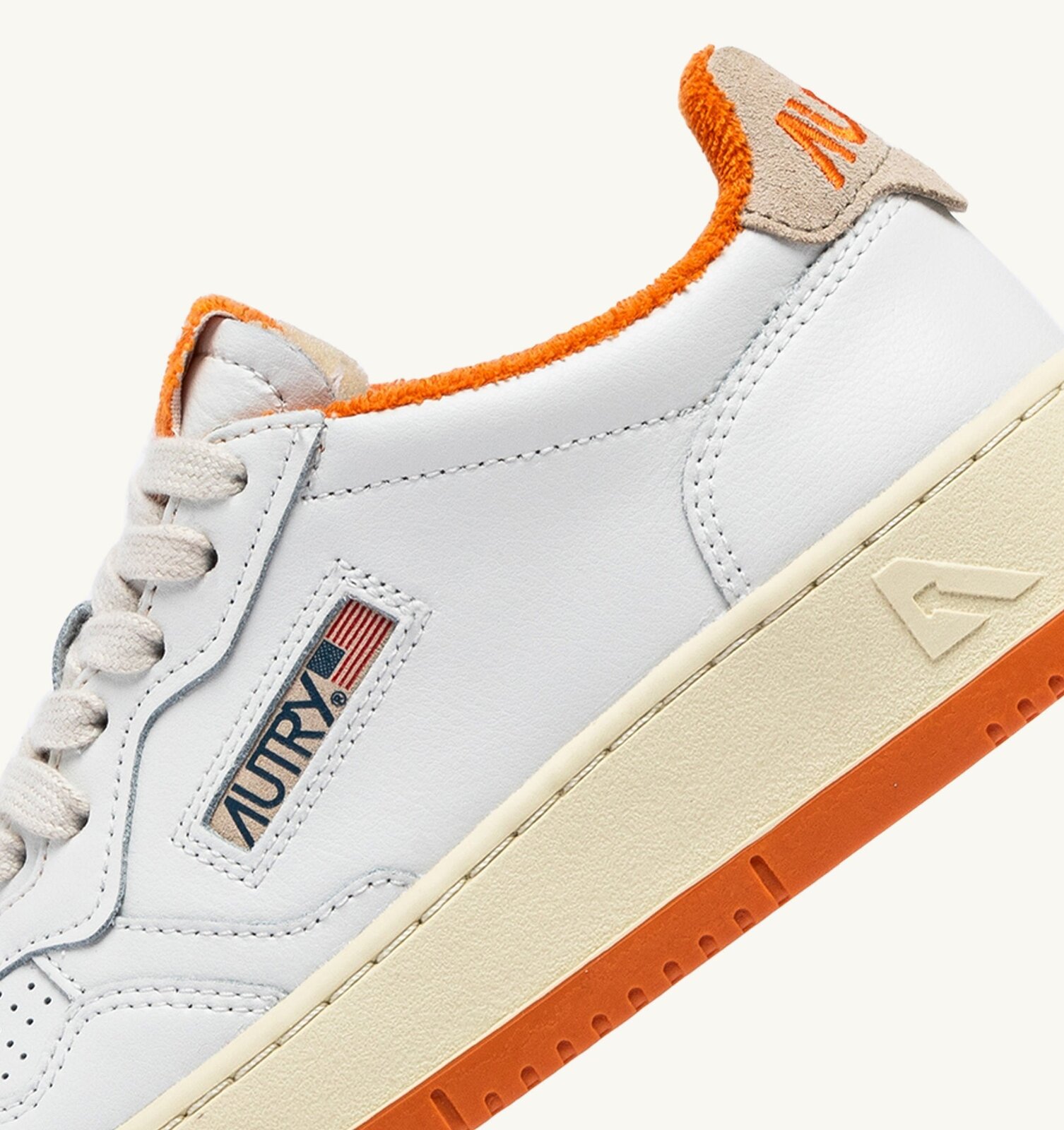 Medalist Low en cuir coloris blanc et Amberglow