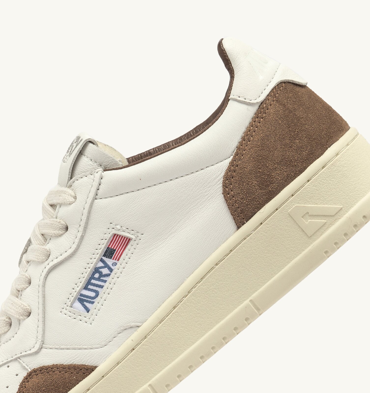 Medalist Low en cuir et daim coloris blanc et cigar