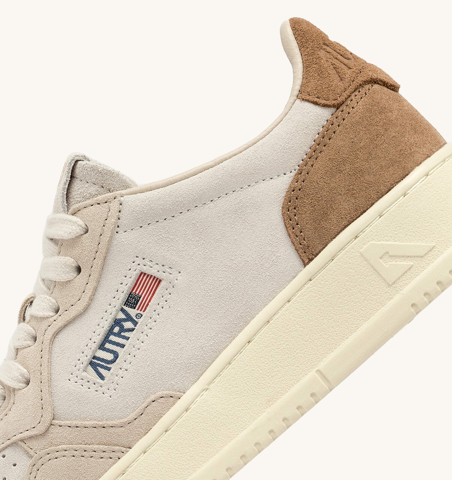 Medalist Low Tricolor en daim coloris Sand et Cigar